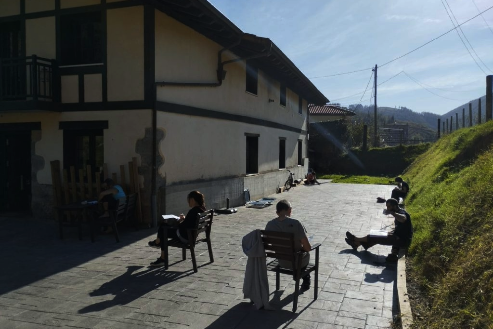 ¿Tienes un grupo y quieres organizar un retiro, una formación, un residencial o un encuentro? En Lea Espazioa ponemos a tu disposición el espacio y los servicios necesarios para que puedas desarrollar tu experiencia en un entorno cuidado y natural.